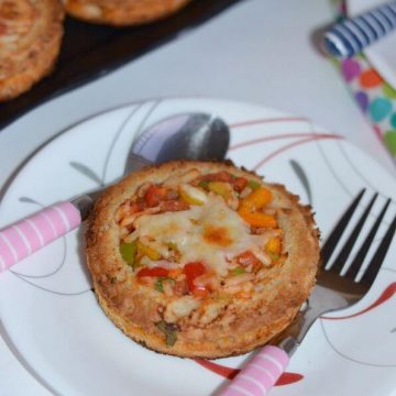 Mini bread disc pizza is a simple, easy and quick bread pizza recipe made with bread slices, filled with crunchy vegetables like bell pepper, olives, onion, tomatoes and finally topped with cheese.  Mini bread disc pizza goes very well for breakfast, lunch or dinner or kids after-school snack.