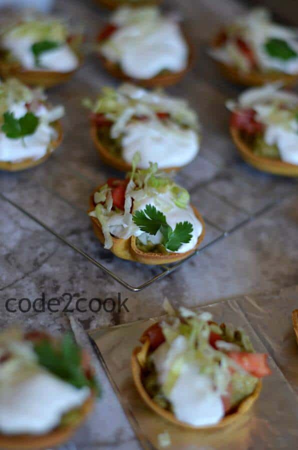 Mini taco salad canapes are perfect for the game day or kitty parties or kids after-school snack or as an appetizer. Filled with yummy avocado topped with chopped onion, tomato, sour cream, and lettuce, this snack is perfect to enjoy anytime.