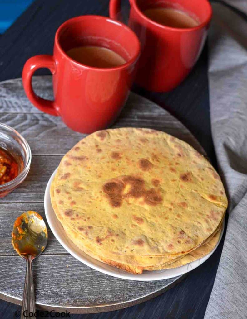 khakhra is served in white plate with pickle and masala chai